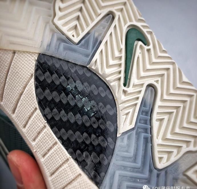 『球鞋』无愧是科比门徒,连球鞋设计都类似!耐克zoom Kobe 4代雄鹿开箱