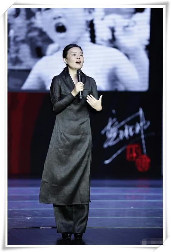 龚琳娜素颜现身，撞脸刘诗诗，网友：这才是42岁最美的样子！