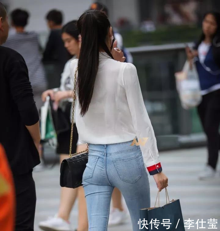 扎马尾的小姐姐穿紧身牛仔裤秀出青春与时尚,口罩也遮不住她的美