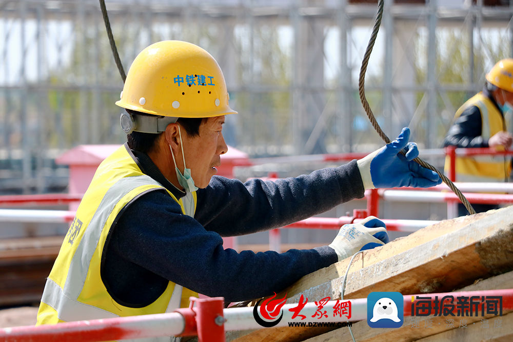  建筑工人@致敬劳动|潍莱铁路莱西北站建设者：231人同时作业 年底正式开通