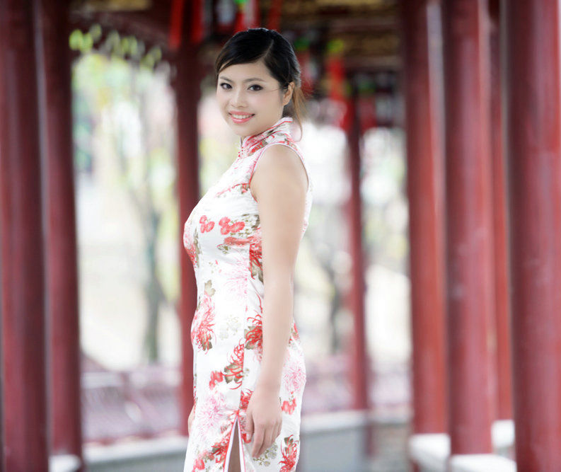 一个笑容怡人的民族风情旗袍装美女