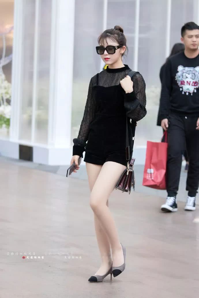 街拍：又仙又美的小姐姐，简约舒适，气质女神太养眼