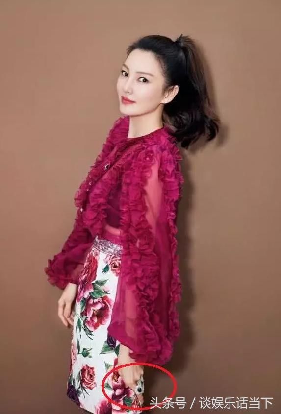 张雨绮太会玩了，竟穿得像个火烈鸟，手上的戒指才最抢眼