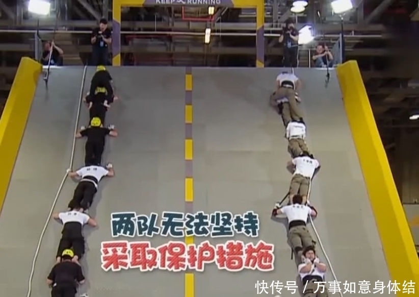 「大战」《奔跑吧》节目组搞两种待遇,人梯大战素人都戴头盔,跑男却没有