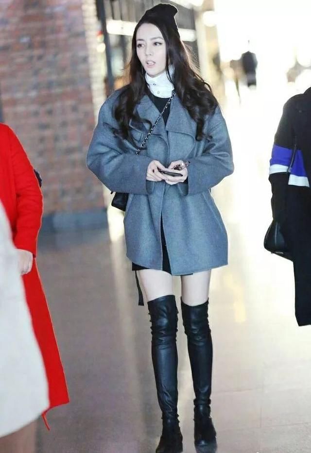 迪丽热巴穿这样躺沙发，网友看呆！怪不得啥样造型都能hold住！