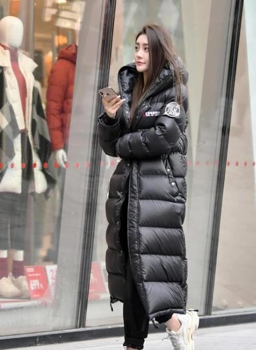 气质:街拍:秀丽端庄的美女,一件白色上衣配黑色裤子,魅力气质十足