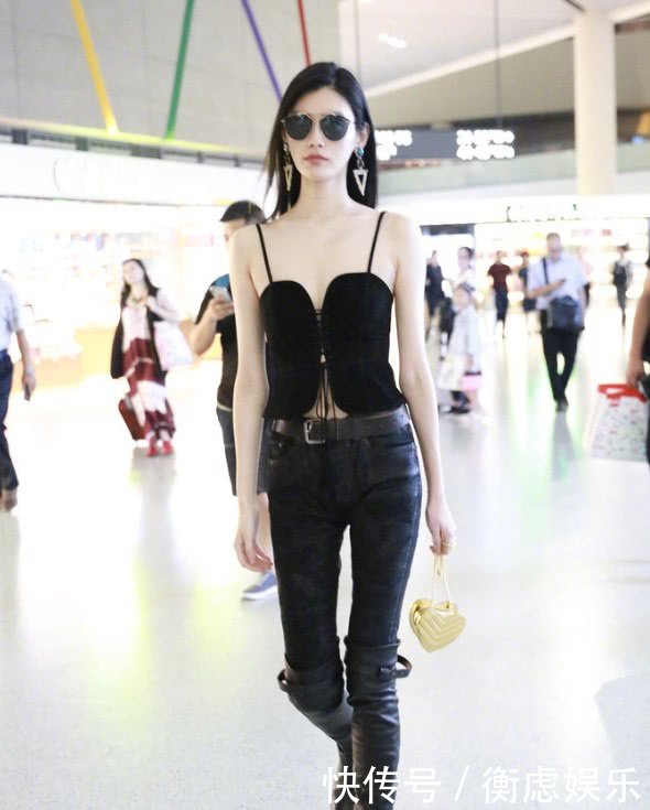 奚梦瑶又在机场搞事情，直接穿“塑身衣”现身，这身材简直了！