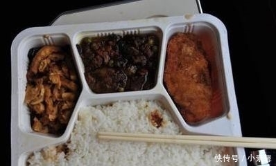 火车上明明有饭，为何有人宁愿挨饿也不吃？退休乘务员说出实情