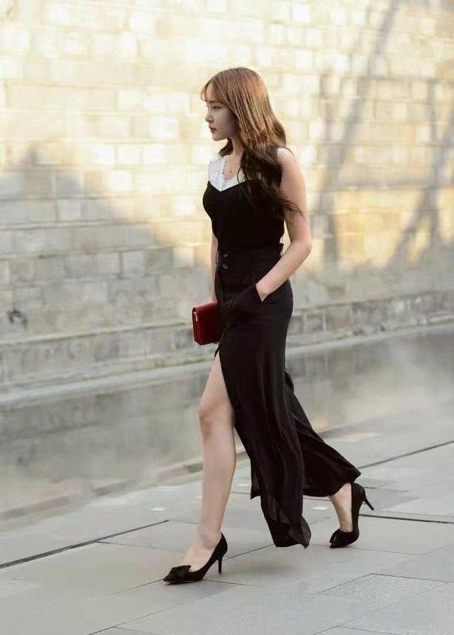 街拍:身材好就喜欢穿紧身的衣服,美女们用实际行动证明