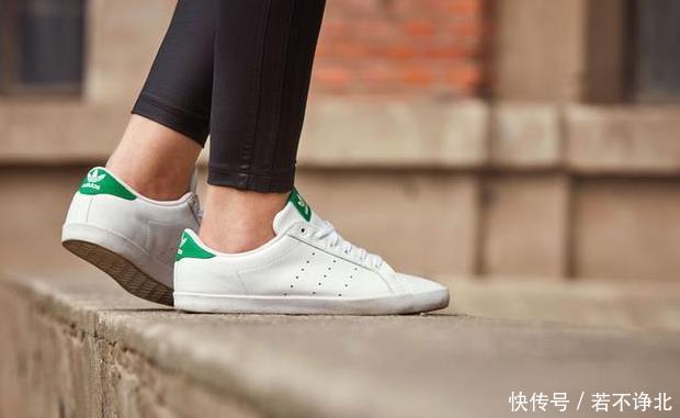  『球鞋』穿什么高跟鞋，难道Jennie的球鞋不香吗？