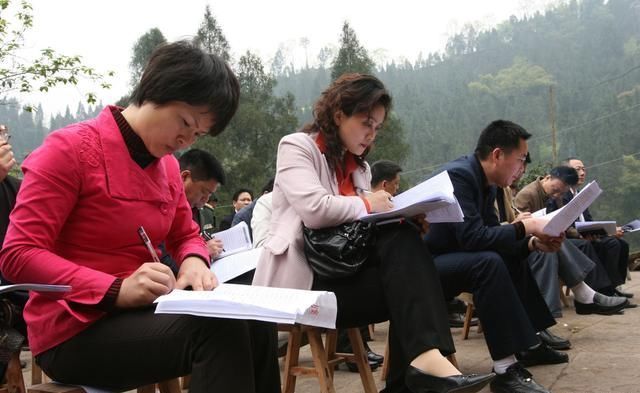 农村基层干部注意了，如果出现这4种行为将严惩，老百姓放心了