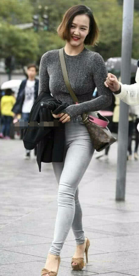 小姐姐搭配上紧身的牛仔裤，这身穿搭让小姐姐充满了女神范