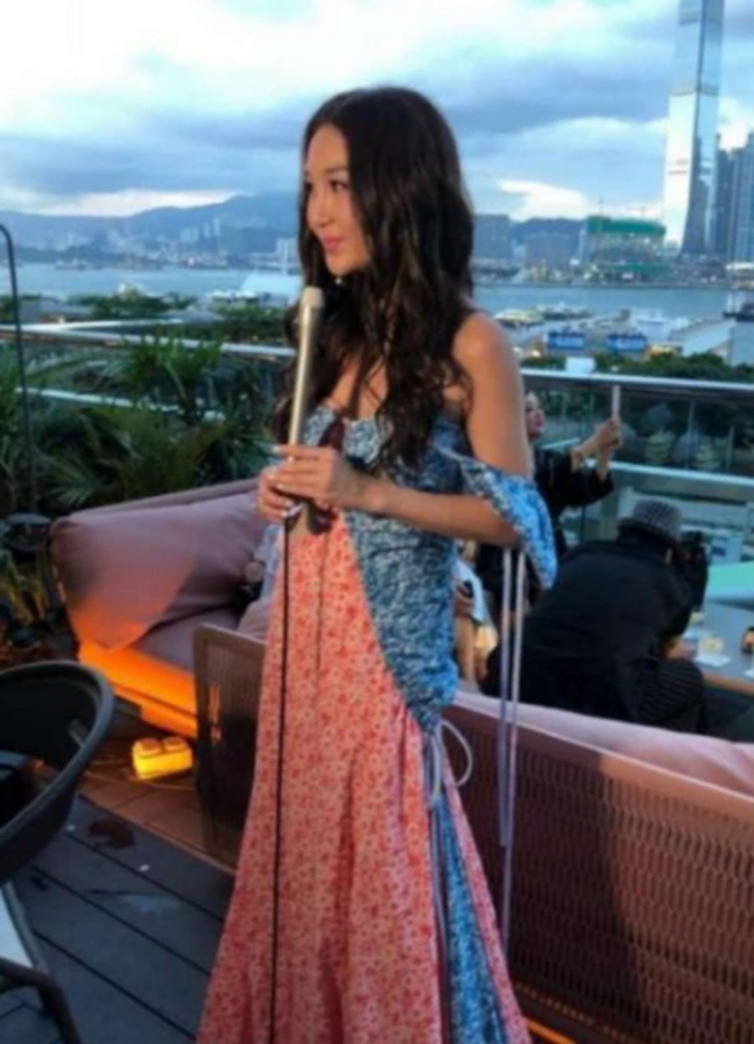 温碧霞又作妖，抹胸裙上半身全是“破洞”还要穿，越老越疯狂！