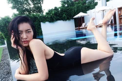 刘雯的鞋子太猛了，绕了双腿足足9圈，腿不长还真不敢穿！