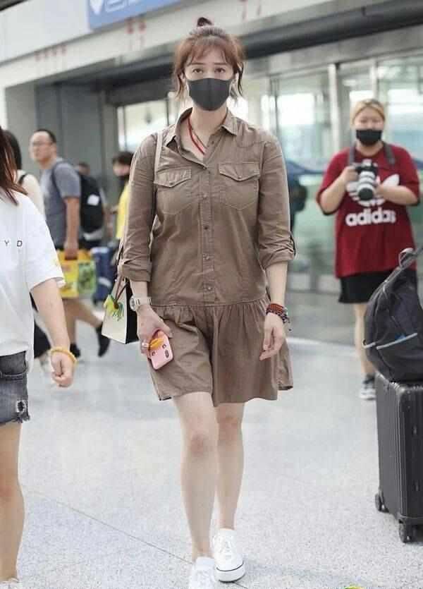 蒋欣穿“土味”宽松裙现身机场，不会穿衣搭配真可怕