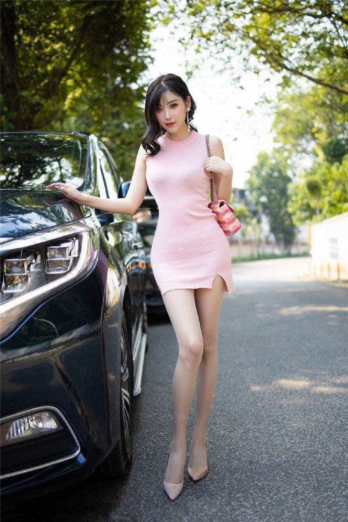 『小姐姐』美女街拍: 优雅时尚的小姐姐,吊带连衣裙的穿搭,更显性感的气质