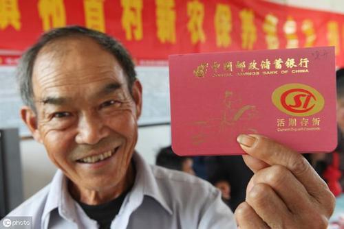 农村养老保险政策，看看60岁以上的老人每年应该领多少？