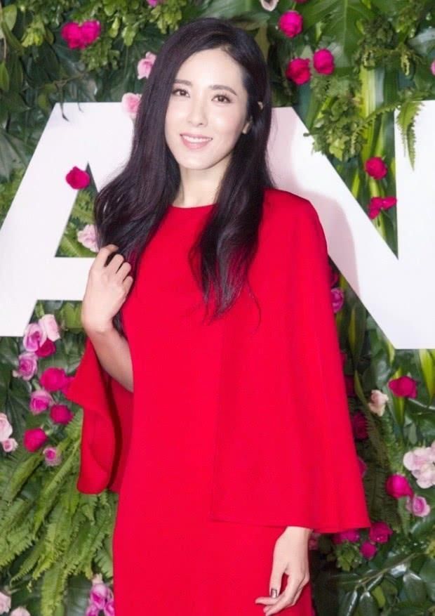 曾黎颜值杠杠的，将一身白色穿出了女王范，连“斗笠”也很时尚!