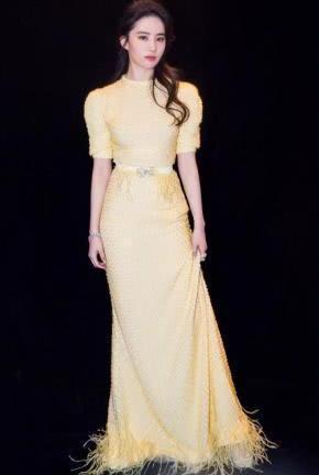 刘亦菲底裤外穿就算了，还在外面套白袜，网友：女神形象瞬间崩塌