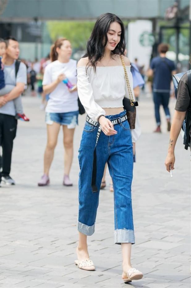 街拍:图1景甜乱穿衣?图2裤子亮了，勾勒出女人性感的腿部线条!