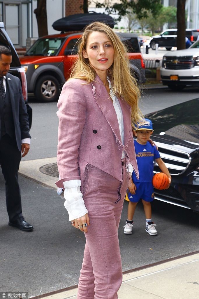 “S女王”莱弗利衬衫一身香芋色西装吸睛 单手插兜秀发披肩攻气十