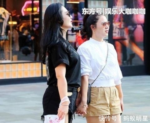  『美女』街拍：般般入画的小姐姐，一条红色背心配白色长裙，时尚优雅大方