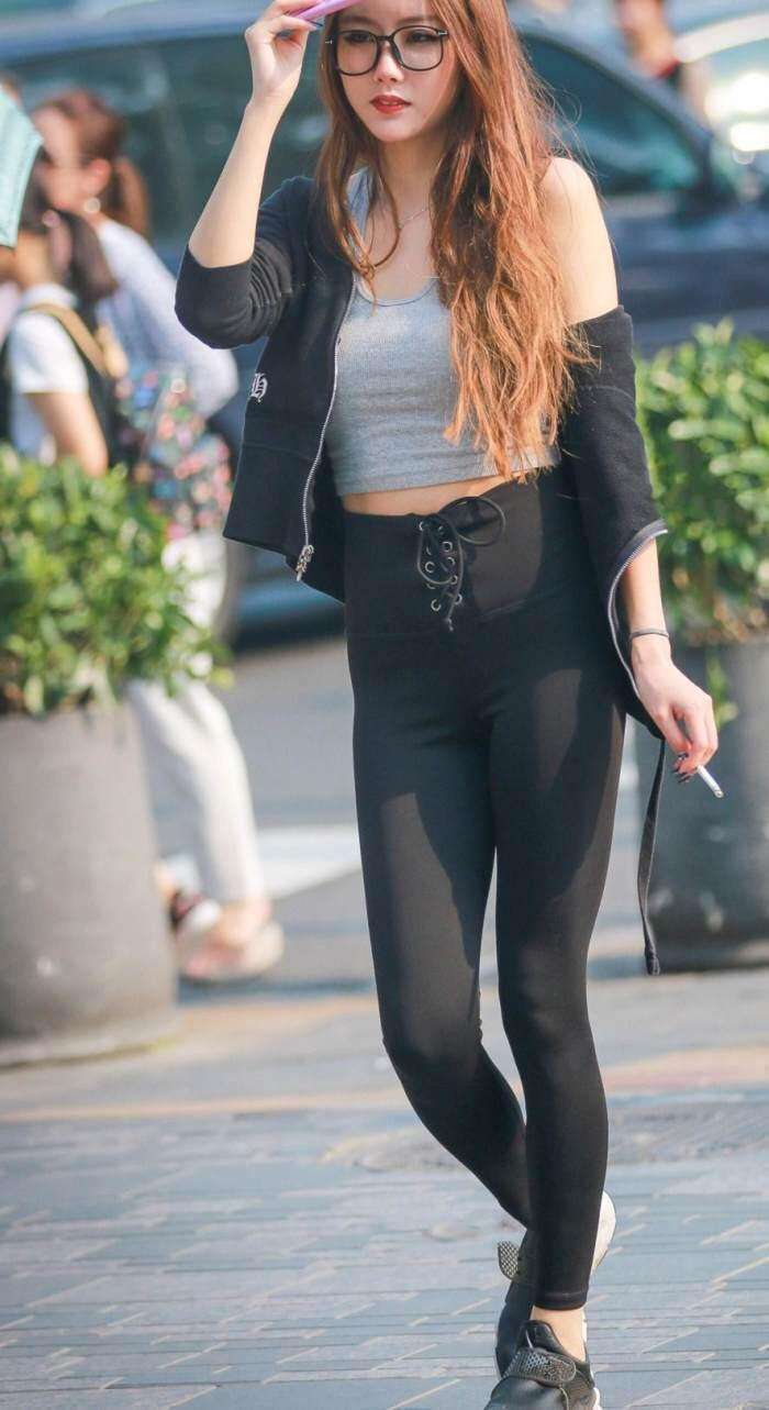 街拍: 丰满的魅力小姐姐，紧身裤穿的很好看