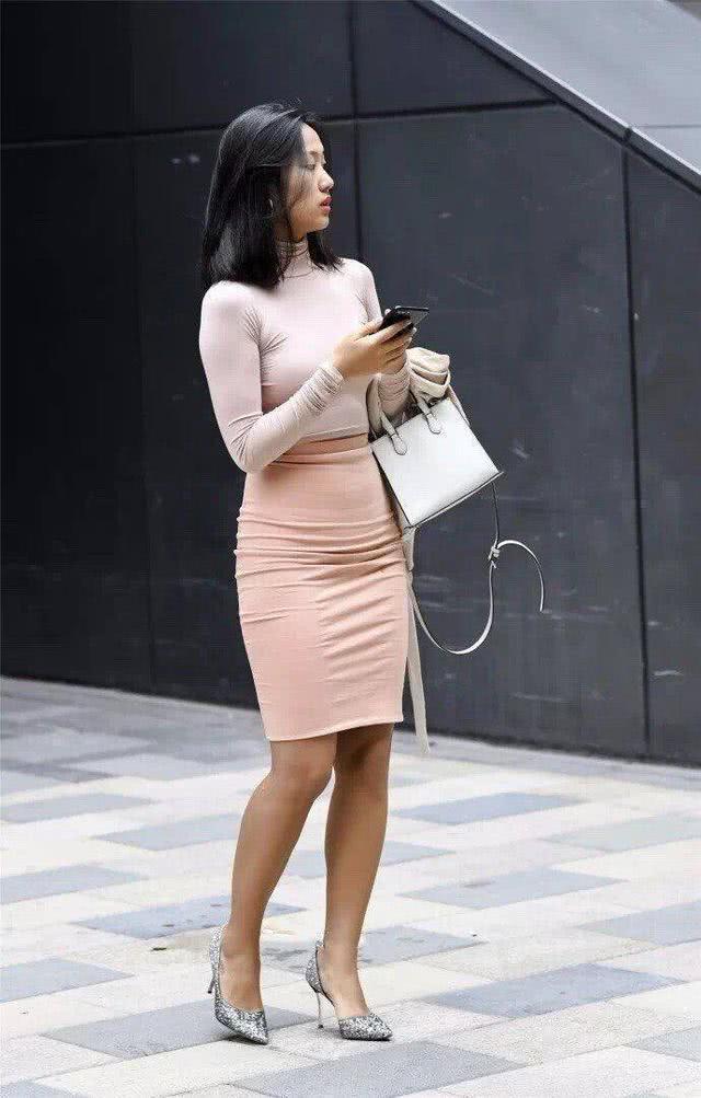 路人街拍，时尚的热裤秀出小姐姐白皙水嫩的肌肤和迷人的大长腿