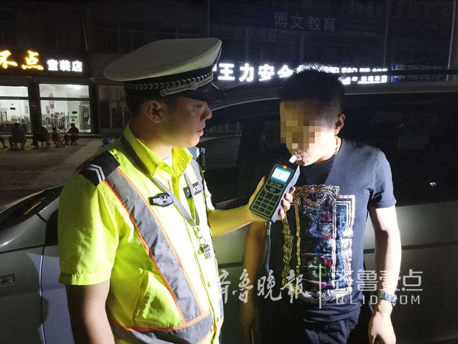 泰安:在家喝两瓶啤酒,红脸司机开车理发被逮