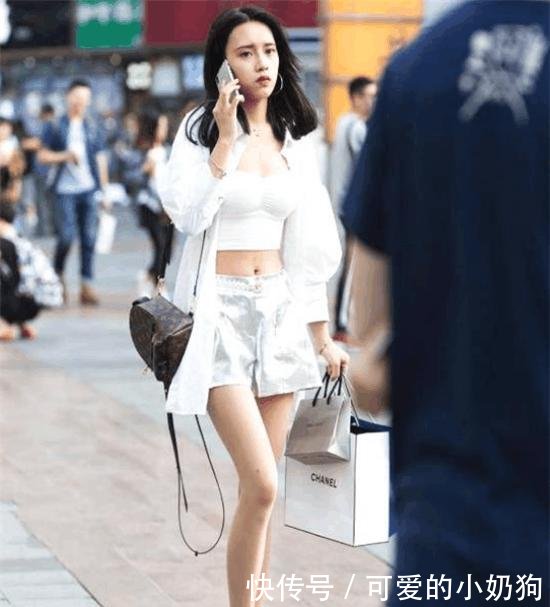 街拍: 透视装和超短裤你要哪一个?