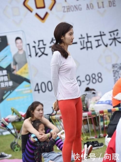 『姑娘』街拍:练瑜伽的姑娘气质都超好,也许是天生丽质吧