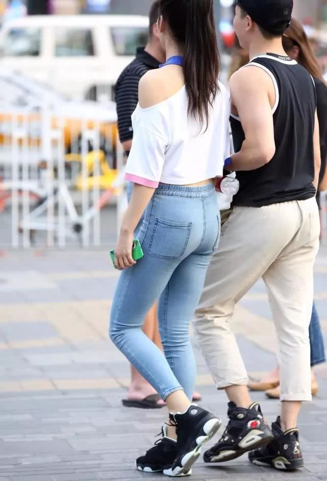 时尚的紧身牛仔裤着装，由内而外的清新，让妹子散发出迷人的魅力