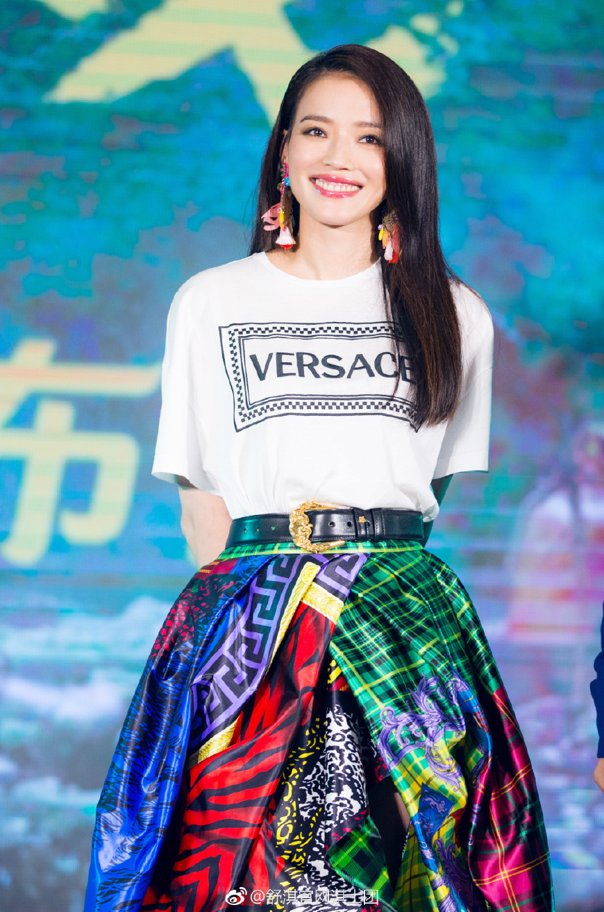 舒淇太厉害了！仅穿了一块绸缎就现身活动，网友：身材好就是任性