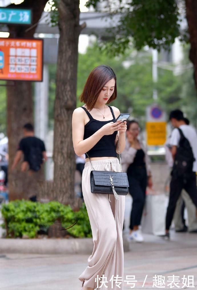 漂亮女人:双腿修长吸引人,休闲裤小姐姐