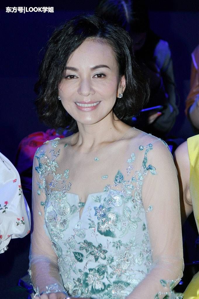 48岁王琳韵味十足，薄纱裙上围抢镜，网友:风采不减当年