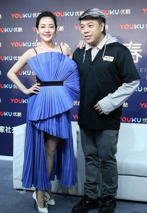 蒲扇裙相同鞋子不同，小S美丽动人，陶红穿出大妈范儿！