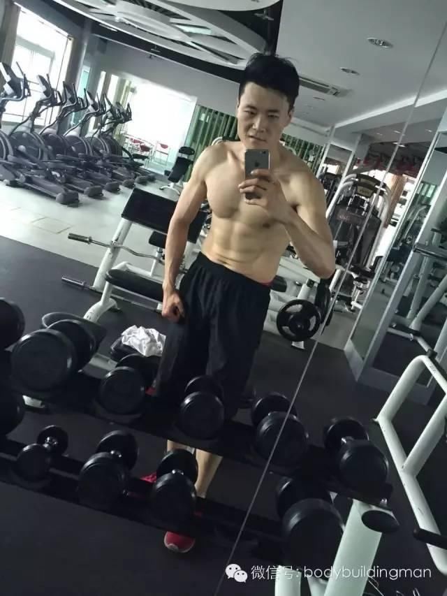 从握酒瓶到拿哑铃，他一年练出了腹肌!