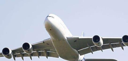 川航“喂猪式”的飞机餐，吃到系不上安全带，乘客拒绝不了