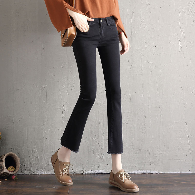 如今的女人真会穿，不穿裙子，只穿这“坏的”牛仔裤，美出新高度