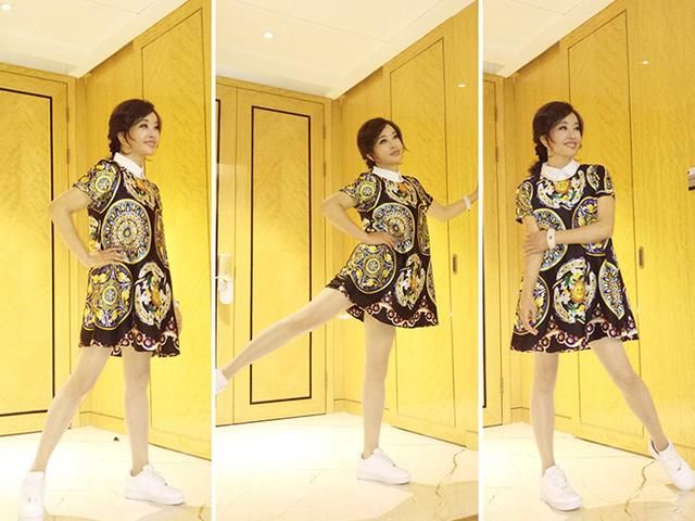 63岁刘晓庆穿挖肩印花裙风采不减当年，网友纷纷跪求冻龄秘籍