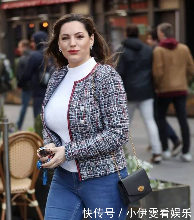  『紧身衣』凯莉·布鲁克出街，紧身衣搭牛仔裤，微胖身材凹凸有致