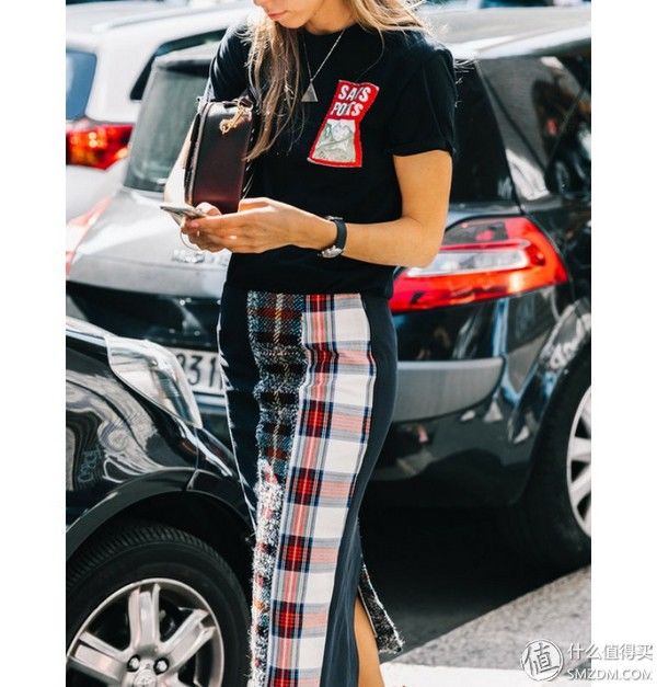 T恤plus过膝裙，开挂的夏天有它们就够了