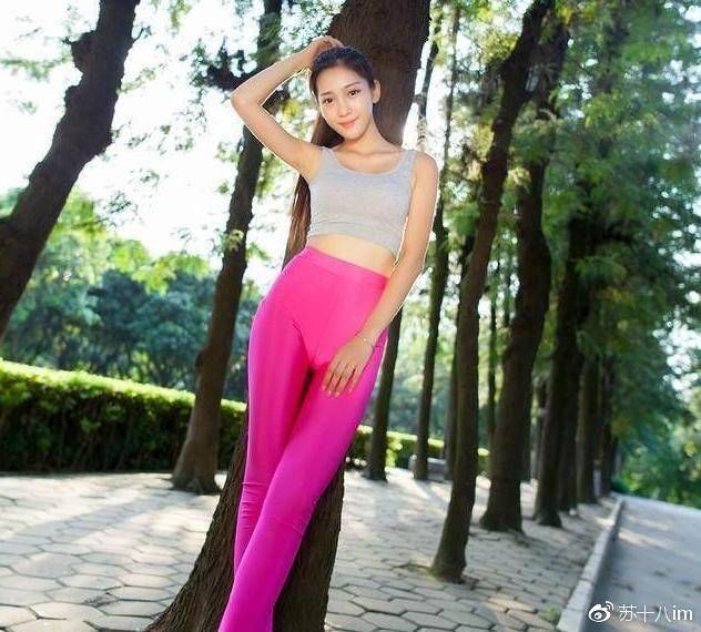 俏美靓丽的打底裤小姐姐，秀出纤细身材，十分抢眼!