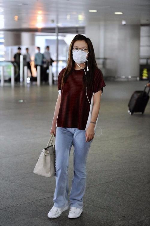 不管赵薇瘦没瘦，这裤子穿的很不安分！标准的诠释了上身美下身丑