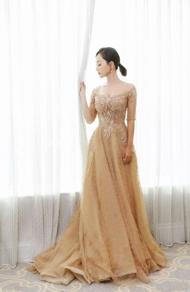 杨蓉穿抹胸裙现身，眼看都快撑炸了，网友：这身材简直了！