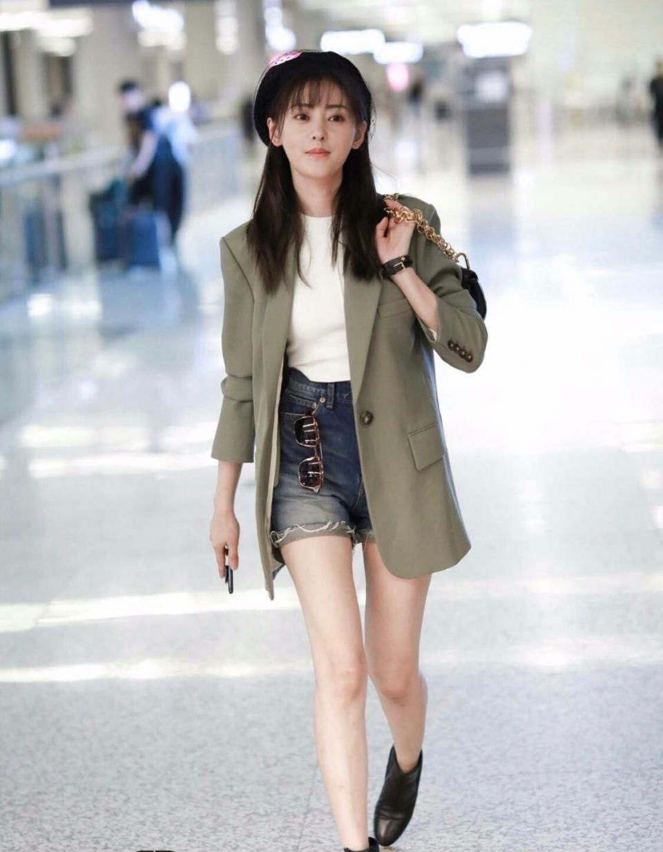 张天爱是要搞另类吗?大热天穿靴子就算了，还加长袜!