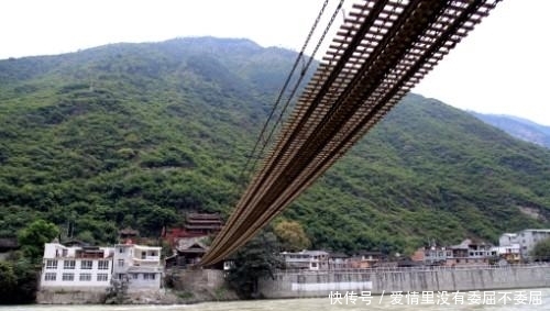 十几条铁链重达几十吨,300多年前的古人如何在湍急的河上架桥