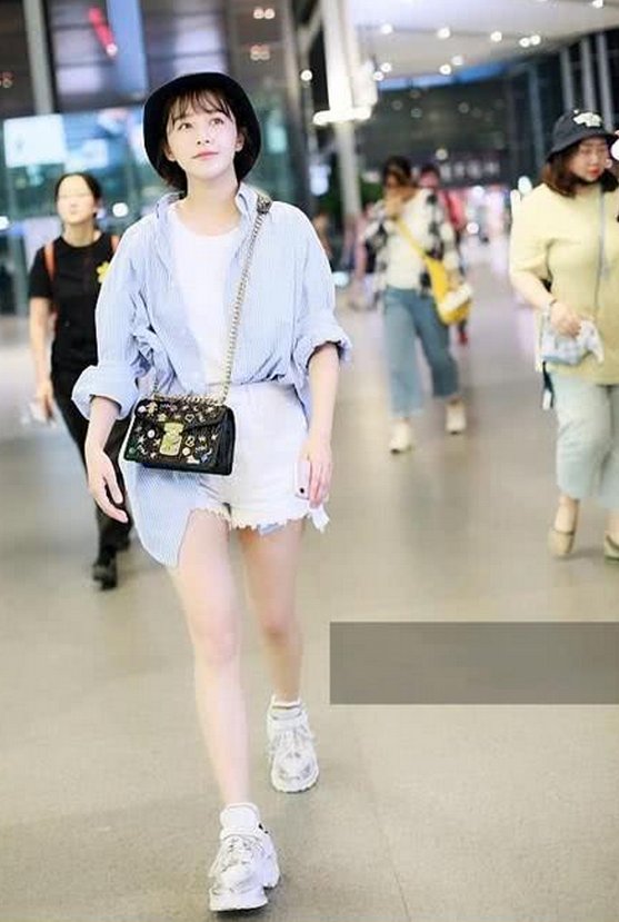 分手后的阚清子暴瘦，这么紧的短裤还要塞衬衫，我饿半年都穿不下