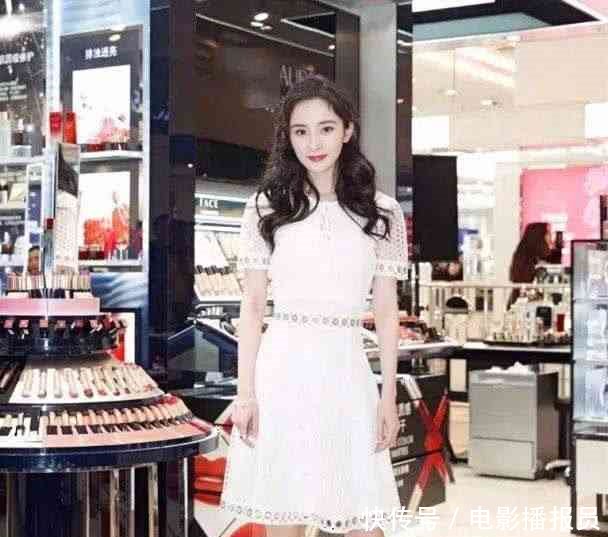 31岁宋茜和32岁杨幂同穿白色连衣裙,导购和总裁的气质差距