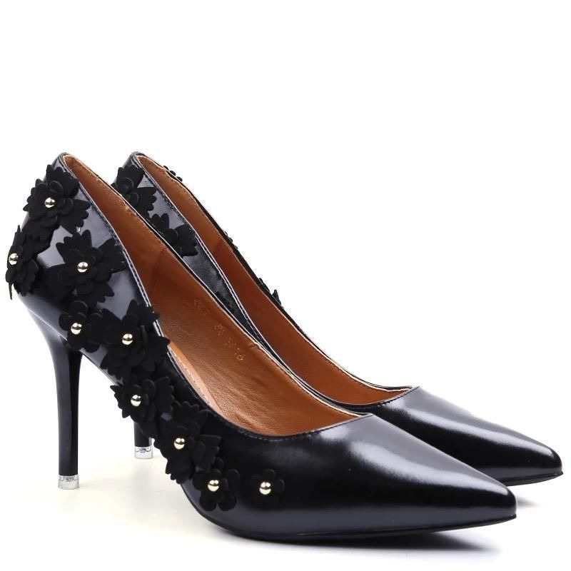 用黑色的花朵的美丽搭配尖头高跟鞋的性感，更显女性的魅力